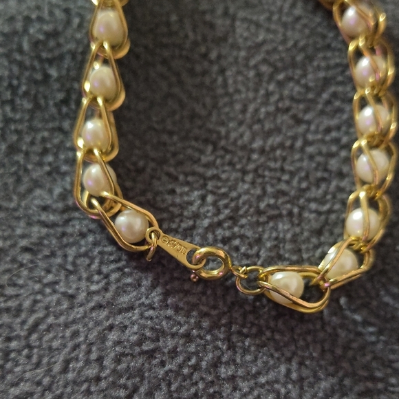 Avon Bracelet Caged Faux Pearl and Gold Tone Signed 7" Fashion Jewelry - Picture 2 of 3